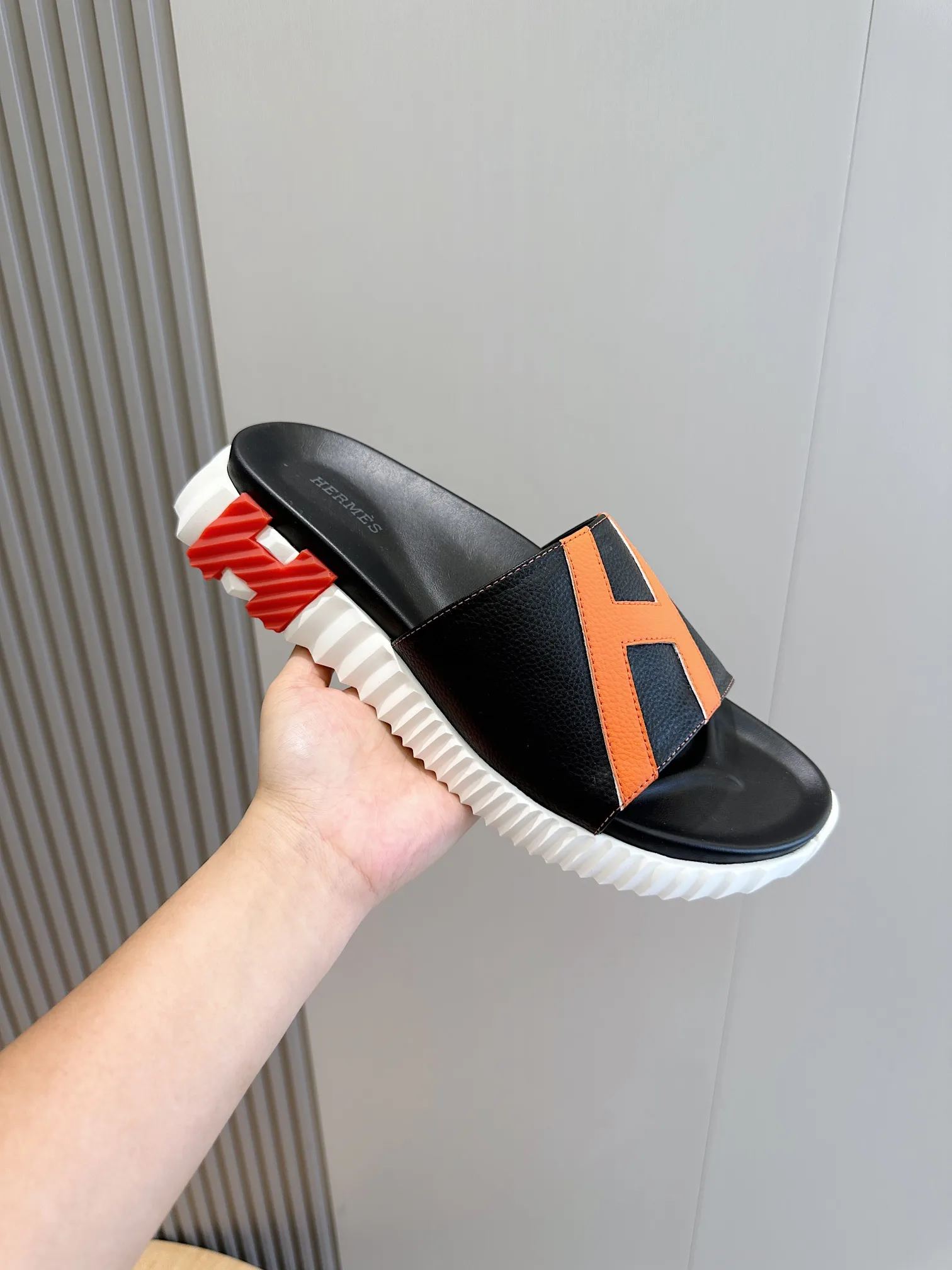 Factory price: 360💰Hermès [HERMÈS] Top Herme*H Home Hermès Men's Sandals and Slippers-Original Reproduction. Purchase the original version and make it one to one. The outsole is privately molded. The color of the outsole corresponding to each color is the same as the original version. Come to those who know the stuff 💪 The ultra-light soles are designed in contrasting colors, and they feel so comfortable on your feet! Calfskin, cowhide feet, private model outsole. Size: 39-44 (customized at 38.45)